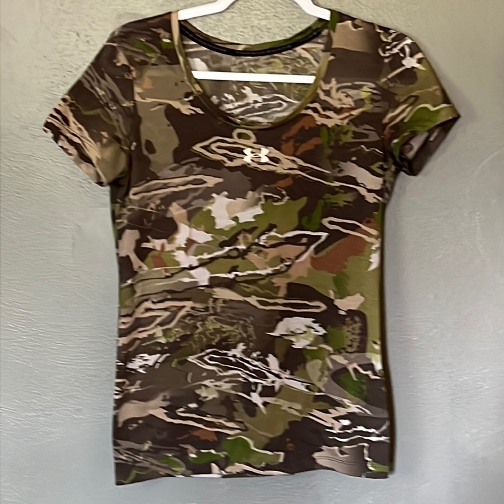 Under Armor Camouflage tee size small  lightweight